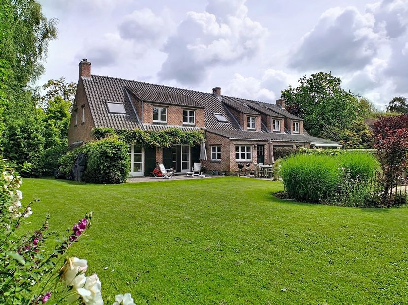 Dans le quartier résidentiel verdoyant et paisible de l'ancien Golf de Rhode, <br />
BELLE MAISON UNIFAMILIALE ou VILLA JUMELEE / MAISON KANGOUROU, <b