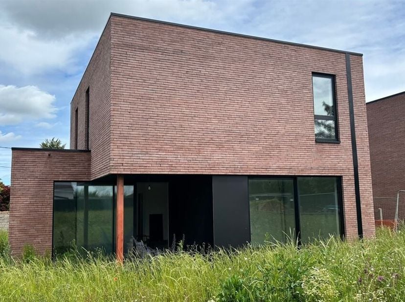 Op zoek naar een instapklare nieuwbouwwoning? Dan is deze woning aan de Tomstraat 2 zeker een bezoek waard.<br />
Gelegen in een rustige zijstraat gen