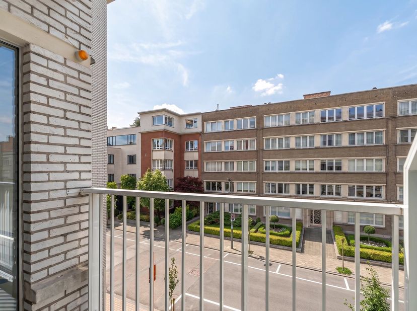 Victoire-Junot vous propose en exclusivité ce magnifique appartement entièrement rénové par larchitecte Olivier Dwek, situé dans une rue calme et pris