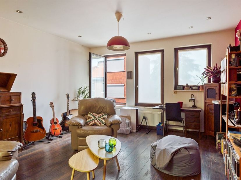 Ligging<br />
Deze instapklare woning is gelegen in een rustige straat, op wandelafstand van de Hobokense Polder. Dankzij de gunstige ligging bevinden