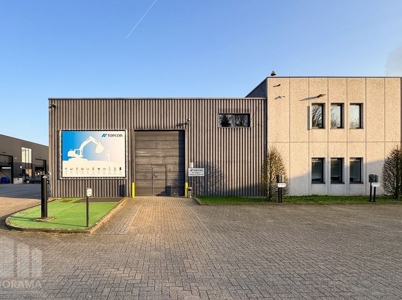 KMO-unit&amp;nbsp;van 515 m²&amp;nbsp;met ingerichte&amp;nbsp;kantoren van&amp;nbsp;267 m² op toplocatie!<br />
<br />
De opslagruimte (twee verschillende units)&amp;nbsp