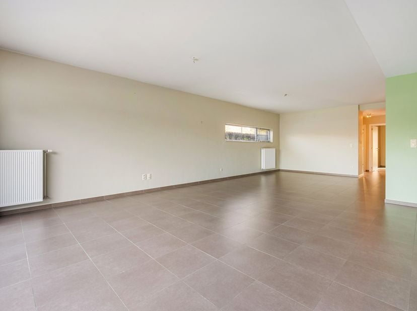 Goed gelegen appartement op het gelijkvloers met 2 slaapkamers en ruim terras.<br />
In het laatste gebouw van een appartementencomplex aan de Kerstra