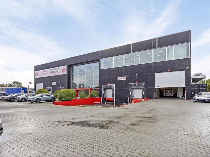 Gehele kantoorruimte met inkomhal – 400 m²<br />
<br />
- € 2.500,00 / maand<br />
- Algemene onkosten: € 190,00 / maand exclusief btw (onderhoud park