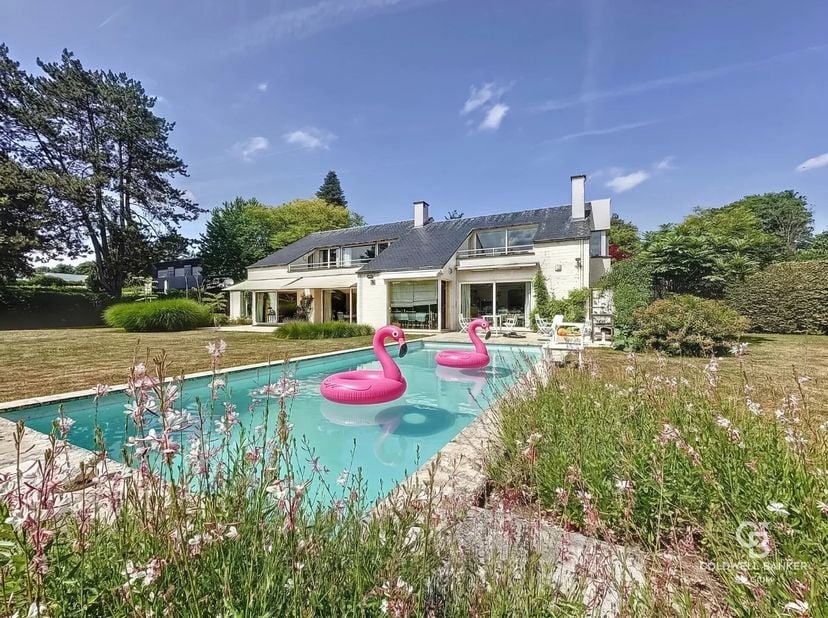 Nichée au cur dun quartier résidentiel calme et vert, villa de charme avec piscine et terrain de tennis construite en 1986 offrant une superficie de ±