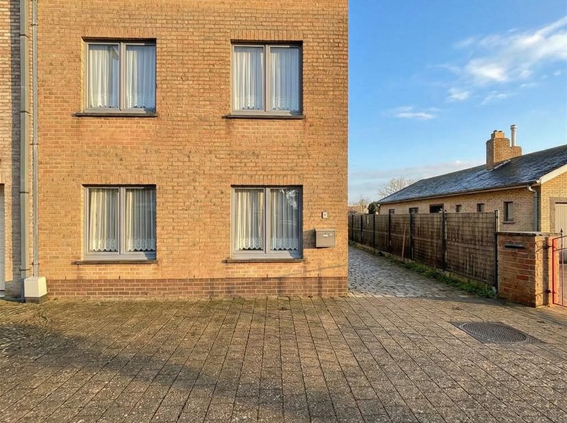 In de Macquynstraat in Blankenberge, in een rustige straat, bevindt zich deze ruime woning met drie slaapkamers en een aparte garage. De woning is op