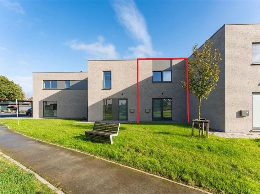 Nieuwbouw woning rustig en centraal gelegen in Deerlijk.<br />
Inkom met gastentoilet en vestiaire. De leef- en eetruimte met open keuken met aanslui