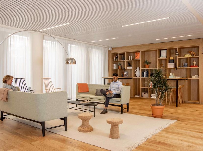 De werkplek Justitiepaleis is gelegen in het zuidelijke gedeelte van Brussel en biedt creatieve werkruimte in een belangrijk commercieel gebied van de