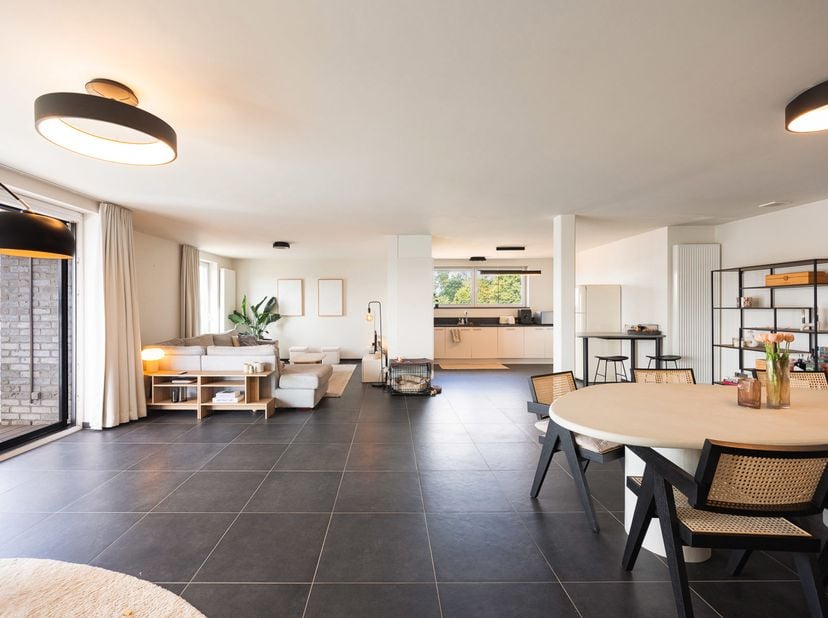 Bent u op zoek naar een ruim, kwalitatief en instapklaar appartement waar u jarenlang comfortabel kunt wonen? Dan is dit uitzonderlijk ruime apparteme