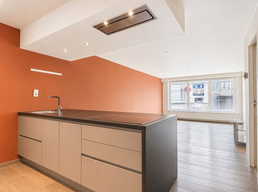 Mooi gelijkvloers appartement met 2 slaapkamers in het hart van Blankenberge. De locatie is zonder twijfel een enorme troef: slechts enkele passen ver