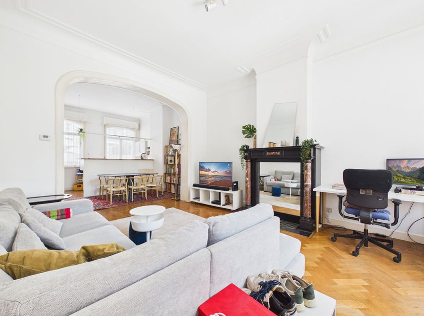 Gelegen in een gegeerde wijk van Ukkel, tussen Churchill en Molière, biedt dit appartement een functionele indeling en behoudt het verschillende authe