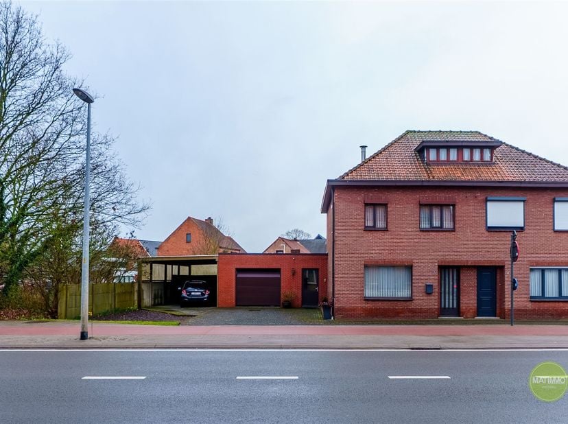 *** IN OPTIE *** <br />
<br />
Gezellige halfopen woning met 3 slaapkamers in Balen<br />
<br />
Deze woning in Balen biedt een unieke combinatie