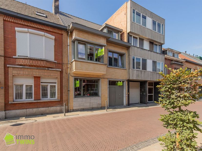 Opbrengstgebouw met 2 ruime appartementen in centrum Lebbeke interessante investering!<br />
Bent u op zoek naar een kwalitatief opbrengsteigendom met
