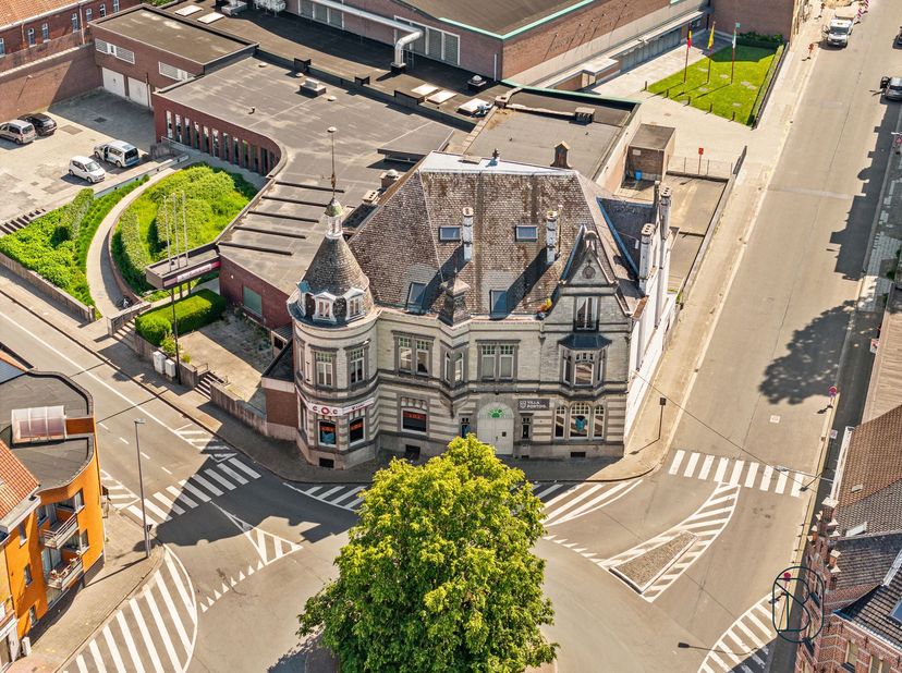 LOCAL COMMERCIAL / CAFÉ IDÉALEMENT SITUÉ EN CENTRE-VILLE !<br />
<br />
Établissement de restauration authentique, plein de caractère et bénéficiant