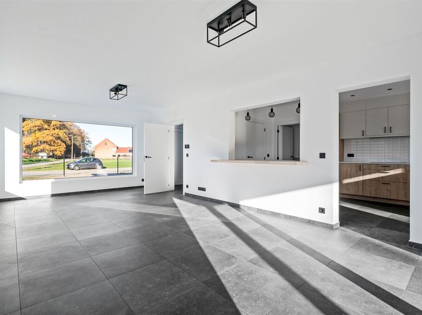 Deze jaren 70 woning werd volledig gestript en heropgebouwd tot een hedendaagse gezinswoning met het comfort van nieuwbouw. Structuur, technieken en a
