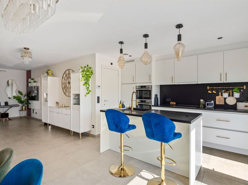 Op zoek naar een energiezuinige en instapklare woning met alle comfort? Deze prachtige halfopen bebouwing aan Klein Muizenveld 1 in Muizen combineert