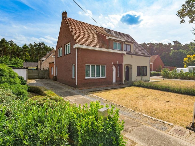Te renoveren woning op een perceel van 647m²<br />
Deze woning uit 1960 biedt een goede basis voor wie op zoek is naar een renovatieproject. Dankzij h