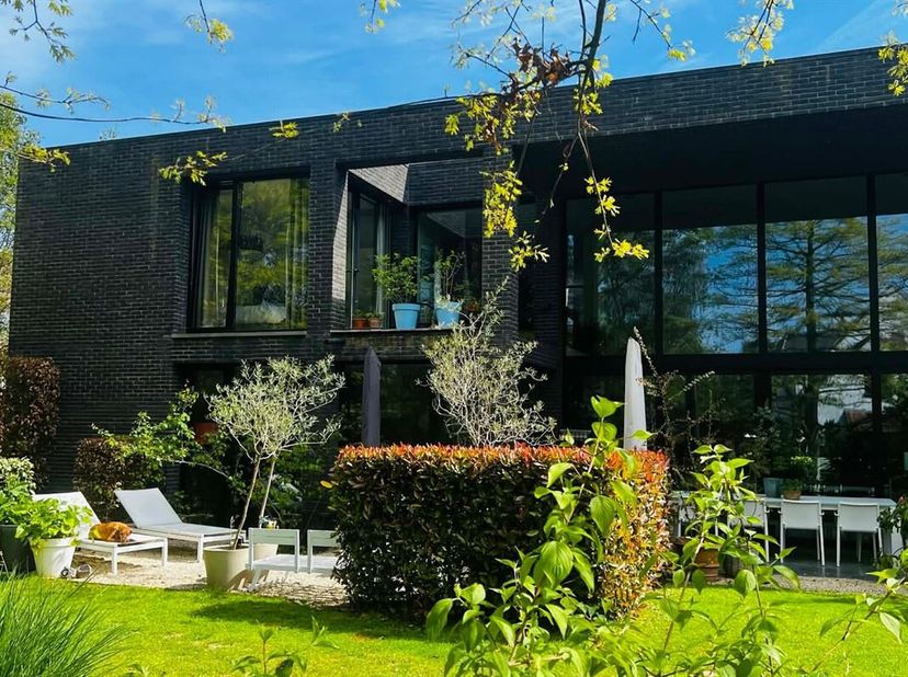 Bent u op zoek naar een unieke woonst waar licht, ruimte en privacy samenkomen? Lees dan zeker verder!<br />
Deze ruime open villa van 15 x 15 meter i