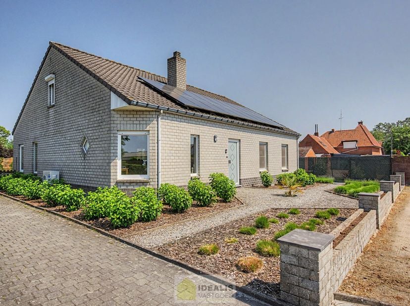 IDEALIS VASTGOED – ROYALE, INSTAPKLARE EN ZEER GOED ONDERHOUDEN GEZINSWONING OP EEN RUSTIG PERCEEL VAN 8A 44CA MET 4 KNAPPE SLAAPKAMERS, RUIME GOED UI