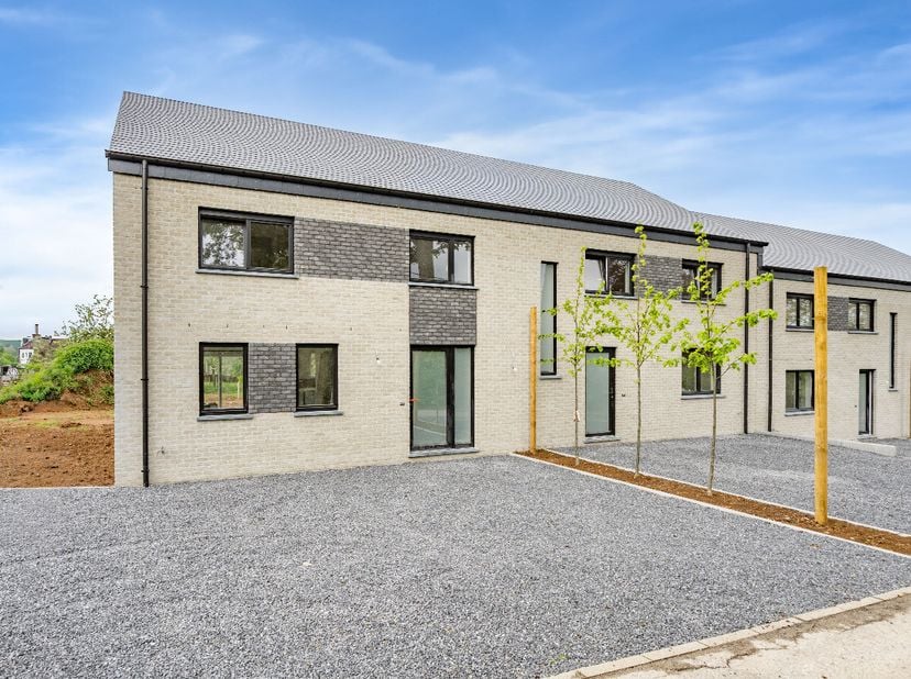 Makelaarskantoor ERA B-LUX biedt u deze gloednieuwe hoekwoning aan, ideaal gelegen vlak bij het centrum van Saint-Hubert, de N89 en alle voorzieningen