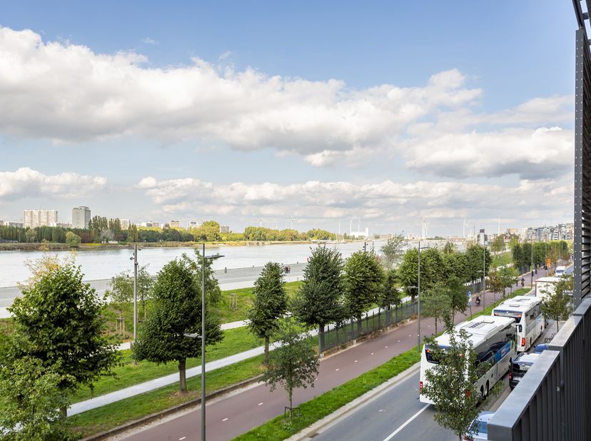 Uitzonderlijk wonen aan de Scheldekaaien – exclusief appartement van 154 m²<br />
Op een absolute toplocatie aan de vernieuwde Scheldekaaien, in het h