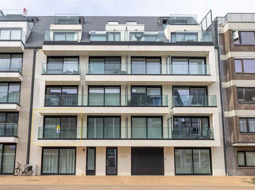 Recent en gemeubeld appartement in de nieuwbouwresidentie Capri II, ideaal gelegen vlak bij de Zeedijk en op wandelafstand van het winkelcentrum. Het