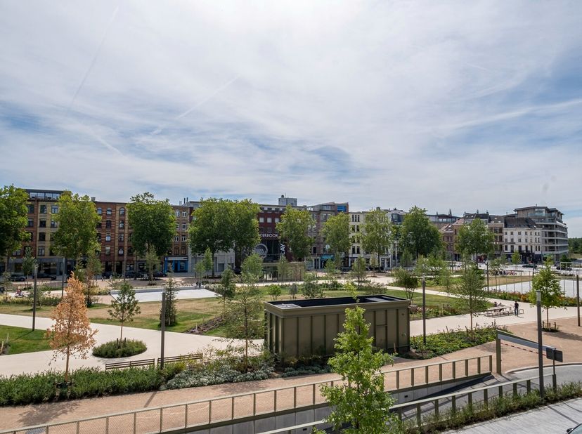 Next level living op het Zuid ! Aan het prachtige nieuwe Zuidpark vinden we dit luxueus gerenoveerd duplex appartement. Op de hoek van de Waalse Kaai
