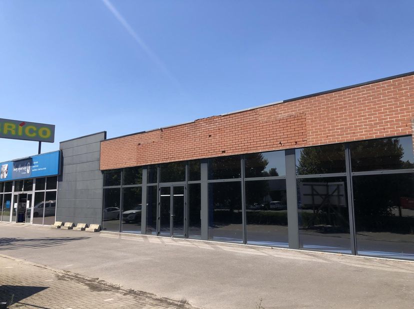 Il s'agit d'un espace commercial d’environ 600,00 m² situé à proximité de McDonald's, Carrefour, Brico, Lidl, ZEB, JYSK, ... Ce bien dispose d’un park