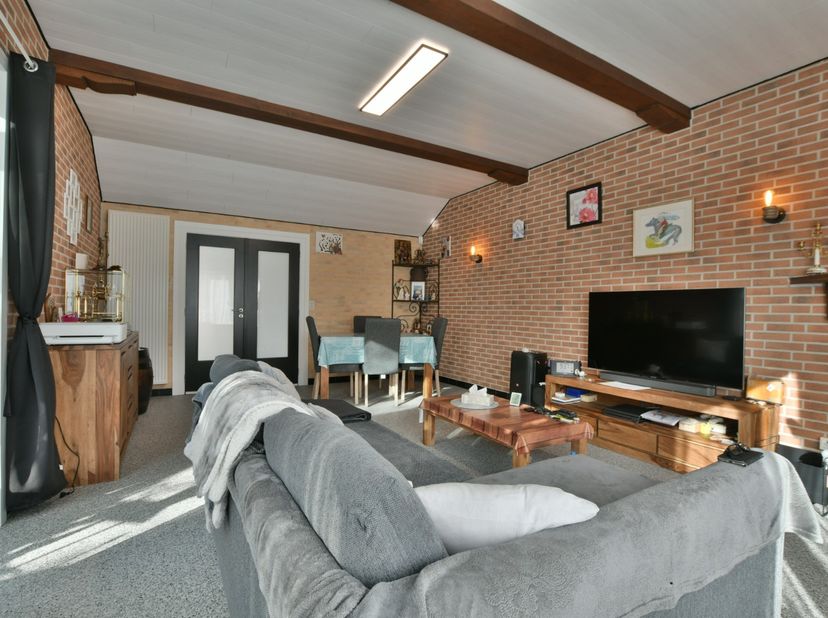 Deze instapklare bungalow bevindt zich op een rustige ligging nabij het bos én het centrum van De Haan. De woning, oorspronkelijk gebouwd in 1965, wer
