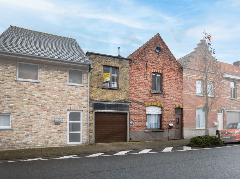 Deze ruime rijwoning ligt in het centrum van Eernegem en dateert uit 1933. Met een bewoonbare oppervlakte van 106 m² en een perceel van 296 m² biedt d