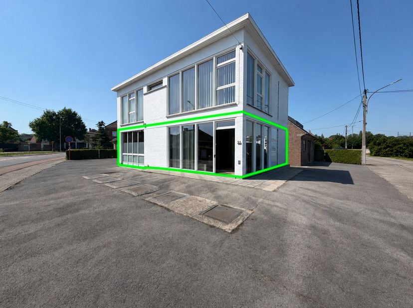 Découvrez cet ensemble immobilier polyvalent, idéal pour une activité professionnelle, artisanale ou commerciale.<br />
L'espace bureaux d'environ 50m