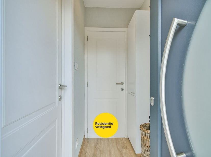 Welkom in deze instapklare woning langs de Bruggestraat in Torhout. Dankzij de vlotte verbinding naar de autosnelweg, het centrum van Torhout en Zedel