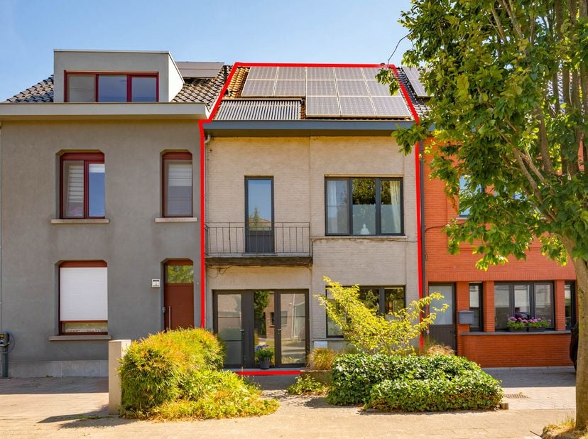 INSTAPKLARE WONING MET TUIN -<br />
<br />
Lichtrijke en energiezuinige (EPC B, 160kWh) ruime woning, centraal gelegen nabij winkels, scholen, openbaa