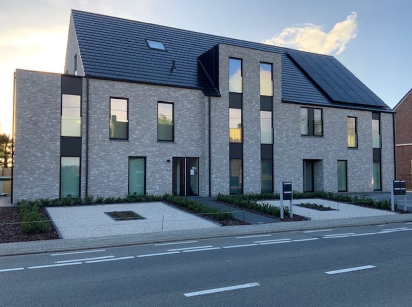 NIEUWBOUW (06/2025) RUIM GELIJKVLOERS APPARTEMENT MET 2 SLAAPKAMERS<br />
Dit uitzonderlijk ruim (110 m2) en zeer energiezuinige (A+) appartement met