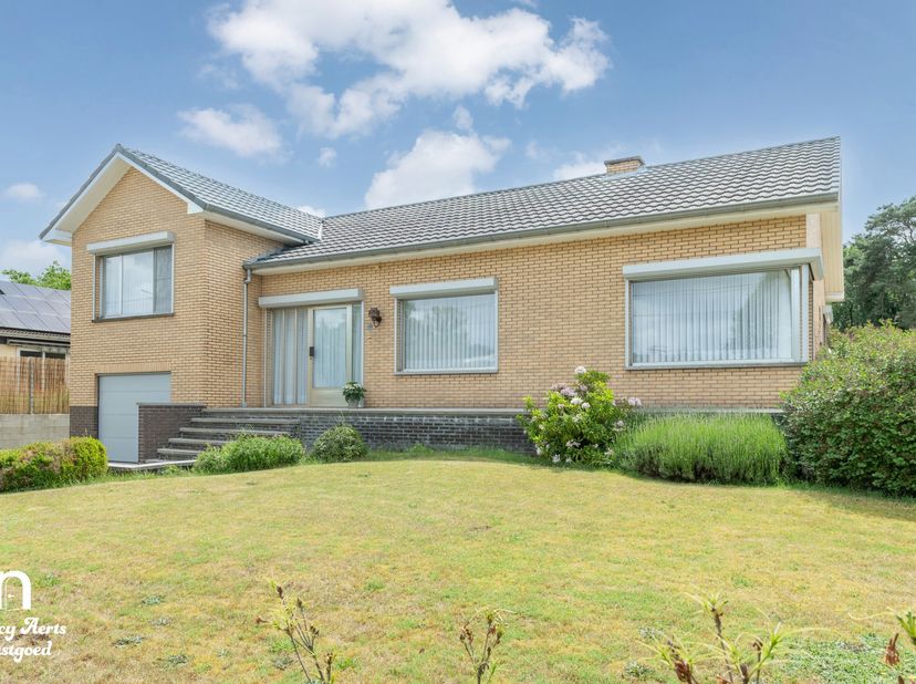 Ontdek deze uitstekend onderhouden vrijstaande woning aan de rustige Bosstraat in Koersel. Gelegen in een landelijke en bosrijke omgeving, biedt dit p