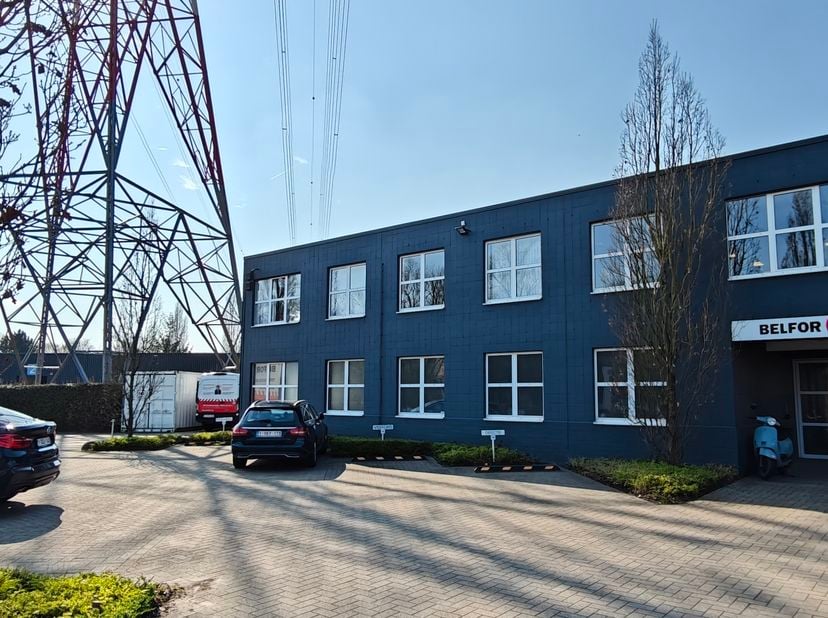 Bâtiment d'entreprise moderne ; atelier et bureaux.<br />
La propriété est située dans la zone industrielle de Schelle, à proximité immédiate de l'A12