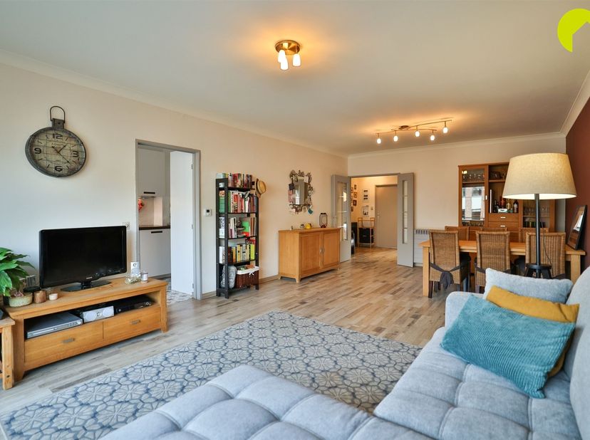 Op de 1e verdieping van een kleinschalig gebouw, met slechts 3 appartementen, wordt dit appartement te huur aangeboden.<br />
We genieten van een zee