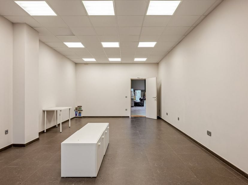 TE HUUR: Instapklare KMO unit 11 met kantoor bestaande uit: atelier/magazijn 710 m² - ingebouwd kantoor van 160m² op niv0 en 160m² op niv+1.  Het volu
