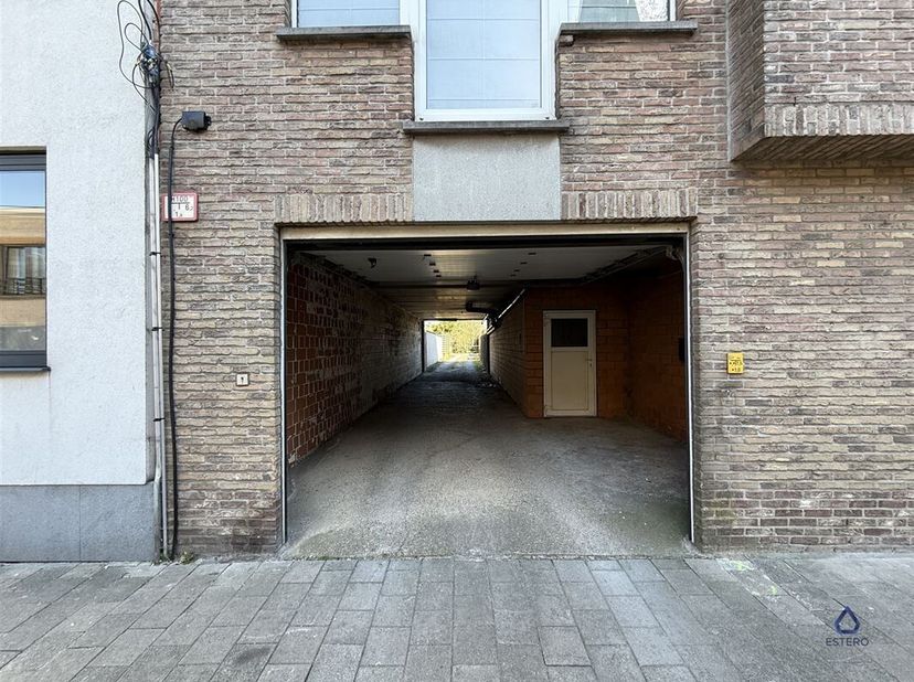 Garagebox te huur, gelegen op een afgesloten binnenkoer met ingang naast het appartementsgebouw. <br />
Huurprijs: 90 EUR/maand. Onmiddellijk beschikb