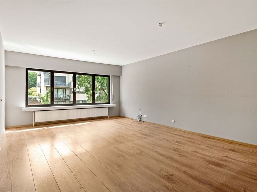 Ligging: Het appartement is gunstig gelegen in een aangename woonomgeving in Brasschaat, op korte afstand van winkels, scholen, openbaar vervoer, hore
