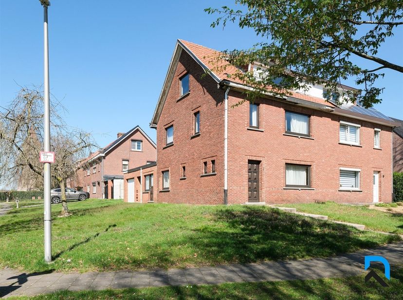 Te renoveren woning met 5 slaapkamers in Vlakveld<br />
<br />
Deze te renoveren woning is gelegen in een aangename buurt op wandelafstand van het b