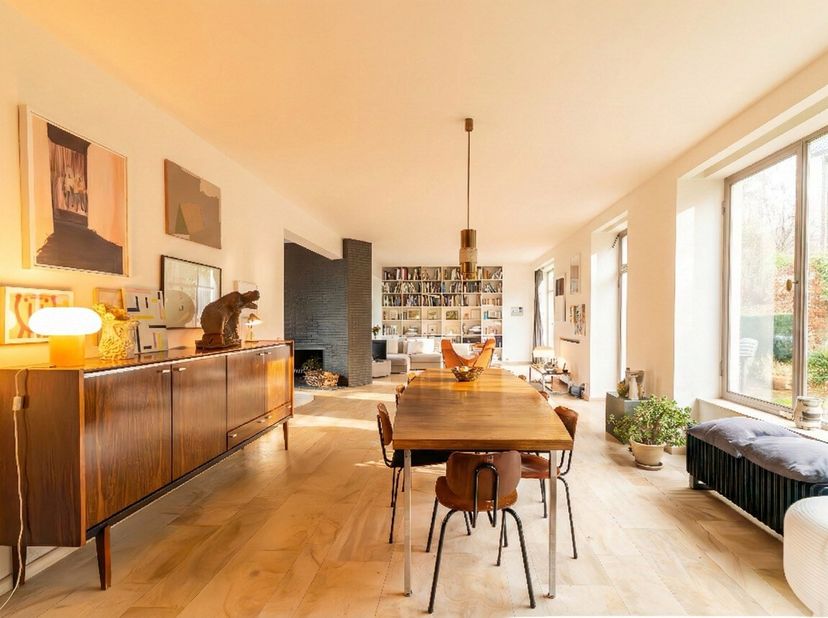 Située au cur dun environnement verdoyant et recherché, cette villa trois façades de 1958, signée par larchitecte Depelsenaire, est reprise à linventa