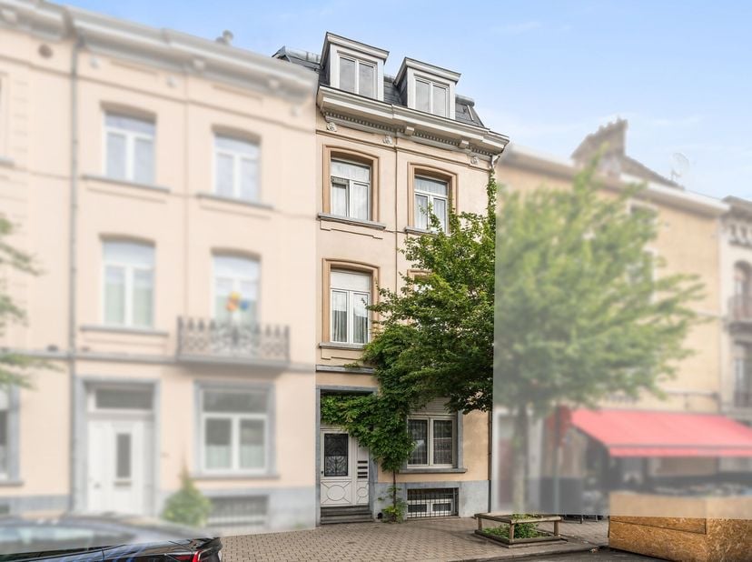 In het hart van Brussel bevindt zich deze karaktervolle opbrengsteigendom uit 1927, gelegen op een perceel van 82 m² en met een bewoonbare oppervlakte