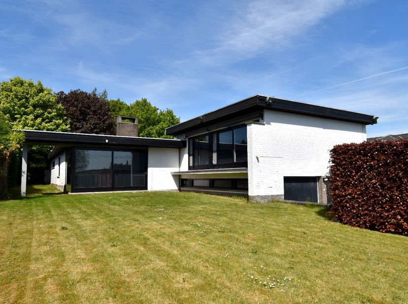 Ontdek deze charmante woning in het groene Aalbeke, een rustige omgeving nabij het bruisende Kortrijk. Deze woning biedt talloze mogelijkheden en is i
