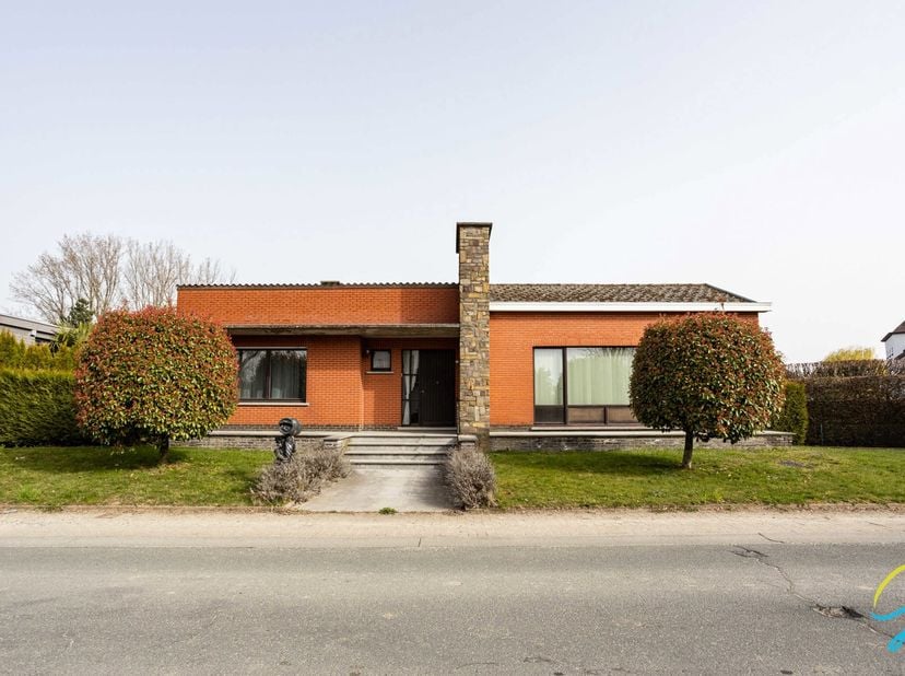 TE KOOP HAALTERT<br />
Ontdek deze aangename woning. De lichtrijke living vormt het hart van het huis en biedt een gezellige leefruimte met veel natuu