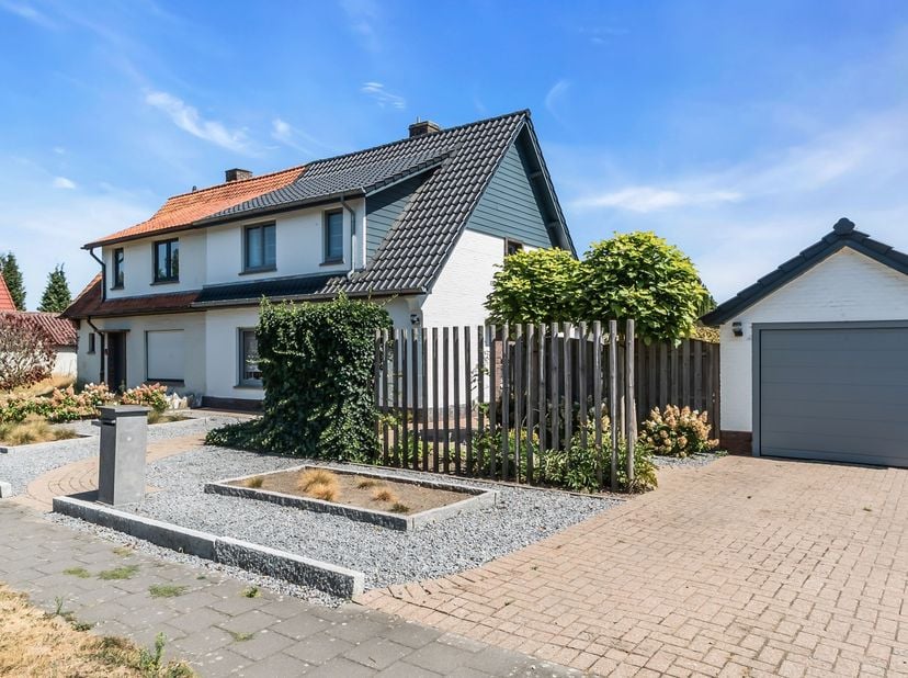 Welkom op de Nielerlaan 77 in As.<br />
<br />
Bent u op zoek naar een ruime woning op een rustige en aangename locatie in As?<br />
Bent u op zoek na