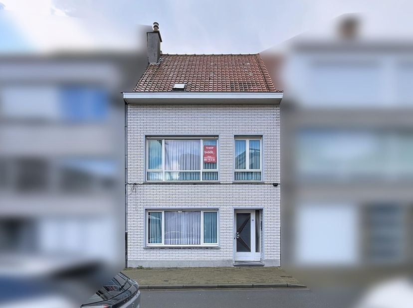GOED GELEGEN WOONHUIS -<br />
Gelijkvloers: inkom, woonkamer, salon, keuken, wc, tuin en berging;<br />
1e verdiep: 3 slaapkamers , berging, badkamer;