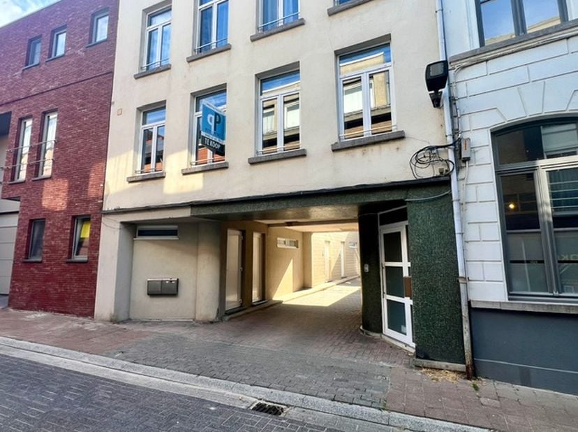 Te midden centrum Zottegem vinden we dit ruime appartement, in bijzonder goede staat van onderhoud en met een gunstige epc-score en conforme elektrici