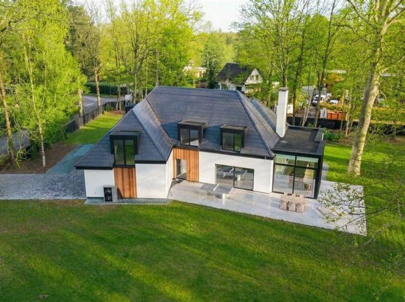 Villa exclusive entièrement rénovée dans un endroit de choix à 's-Gravenwezel (Schilde)<br />
Janssen &amp; Janssen Vastgoed vous propose cette exceptionn