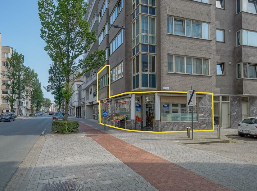 Handelsgelijkvloers met bovengelegen bureauruimte langs de Torhoutsesteenweg in Oostende, een drukke en gekende winkelstraat met diverse dienstenbedri