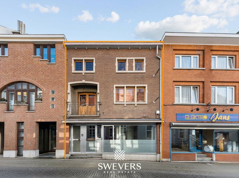 Voor meer info en fotos, surf naar www.swevers.be  In het centrum, op een levendige en vlot bereikbare locatie, bevindt zich dit karaktervolle handels